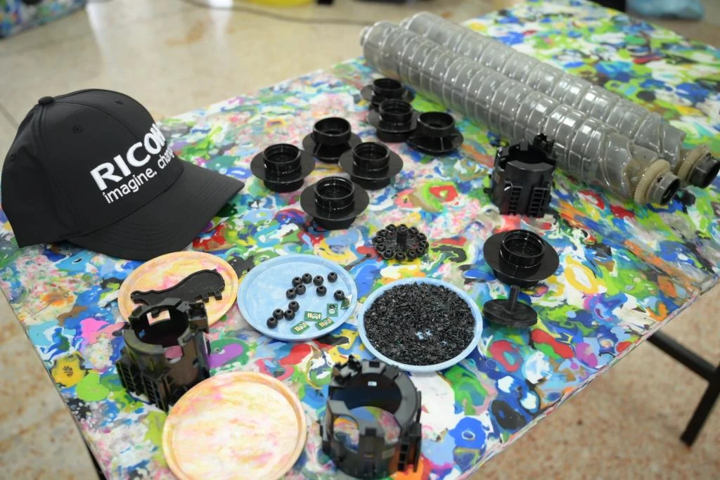 ริโก้ฯ ดึงพลังเยาวชน ขับเคลื่อน Circular Economy ผ่าน Ricoh R-cademy ปีที่ 16 เปลี่ยนขยะเป็นอนาคต ตลับหมึกริโก้กลายเป็นบล็อกปูพื้นและม้านั่ง - รูปที่ 3